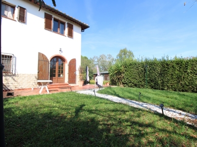 Villa trifamiliare a Collesalvetti, 5 locali, 2 bagni, 130 m²