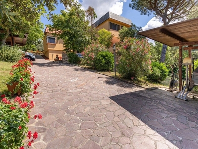 Villa trifamiliare a Rosignano Marittimo, 12 locali, 4 bagni, 307 m²