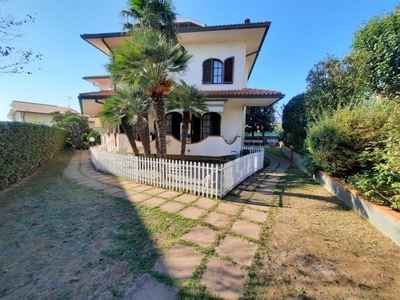 Villa trifamiliare a Rosignano Marittimo, 13 locali, 3 bagni, 300 m²