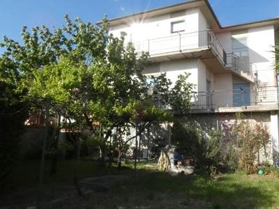 Villa trifamiliare a Rosignano Marittimo, 15 locali, 4 bagni, 300 m²