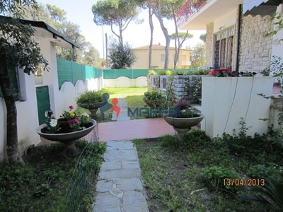 Villetta bifamiliare a Camaiore, 10 locali, 3 bagni, giardino privato