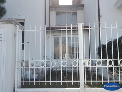 Villa trifamiliare a Camaiore, 8 locali, 3 bagni, giardino privato