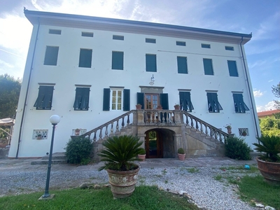 Villetta bifamiliare in Via di sottomonte, Lucca, 10 locali, 2 bagni