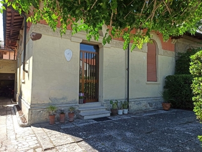 Villetta bifamiliare in Via Garibaldi, Camaiore, 6 locali, 1 bagno