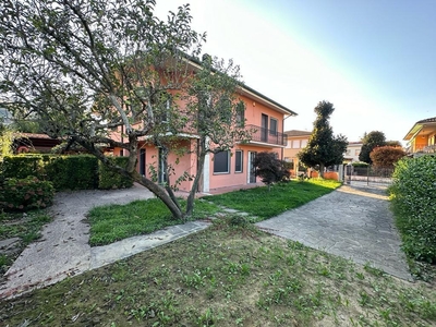 Villetta bifamiliare in Via Sant'Angelo, Lucca, 5 locali, 3 bagni