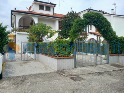 Villetta trilocale in vendita a Lido di Pomposa con giardino vicina al mare