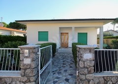 casa colonica in vendita a Pietrasanta