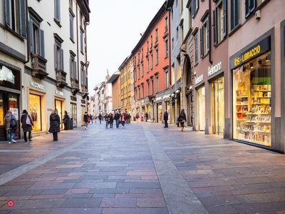 Negozio/Locale commerciale in Affitto in a Bergamo