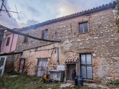 CASA SEMINDIPENDENTE A TORRI IN SABINA