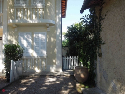 Appartamento in Affitto in Via Giosuè Carducci a Pietrasanta