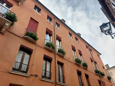 Appartamento in Vendita a Ferrara, zona Centro storico, 259'000€, 120 m²