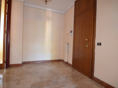 Appartamento in Vendita a Lecco, zona Zona Turati, 270'000€, 150 m²