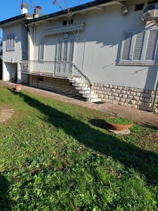 Casa indipendente con giardino a Santa Croce sull'Arno