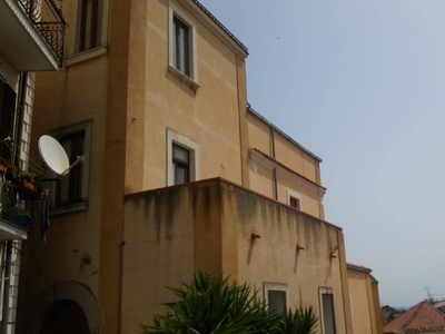 Casa indipendente con terrazzo a Eboli