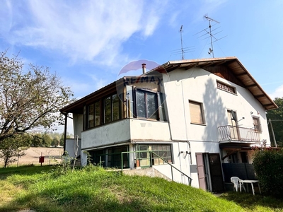 Casa Semi Indipendente in Vendita a Alessandria, zona Valle San Bartolomeo, 135'000€, 210 m²