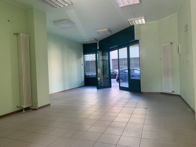 Immobile commerciale in Affitto a Varese, 700€, 110 m²