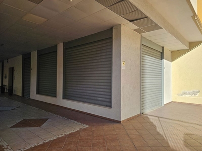 Negozio in Affitto a Brindisi, 800€, 78 m²