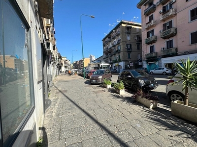 Negozio in affitto a Napoli