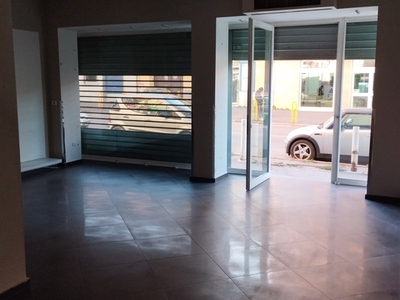 Negozio in Affitto a Napoli, zona poggioreale, 1'250€, 75 m²