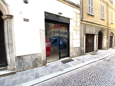 Negozio in Affitto a Pavia, zona Centro Storico, 750€, 35 m²