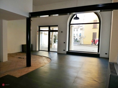 Negozio/Locale commerciale in Affitto in Piazza Castello a Vicenza