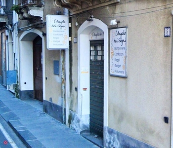 Negozio/Locale commerciale in Affitto in Via Roma 10 a Aci Sant'Antonio