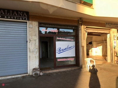 Negozio/Locale commerciale in Affitto in Viale Capitan Casella a Roma