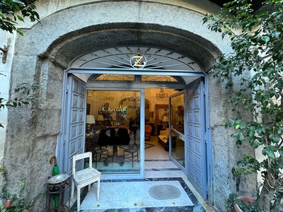 Negozio/Locale commerciale in Affitto in Vicolo Santa Maria Cappella Vecchia 11 a Napoli