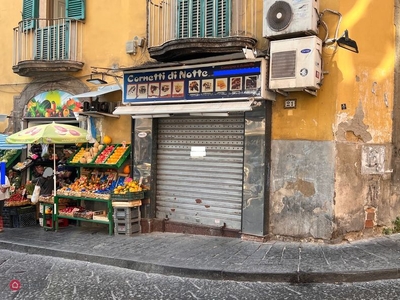 Attività/Licenza (con o senza mura) in Vendita in Salita Tarsia a Napoli