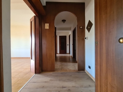 Trilocale in Vendita a Catanzaro, zona il Corvo, 99'000€, 110 m²