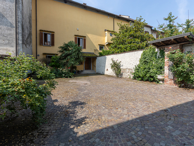 Villa a schiera in piazza Brunetta - Borgo Vercelli