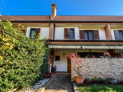 Villa a schiera in Via Giuseppe Garibaldi 73 a Cologno Monzese