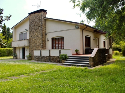 Villa arredata in affitto a Pietrasanta