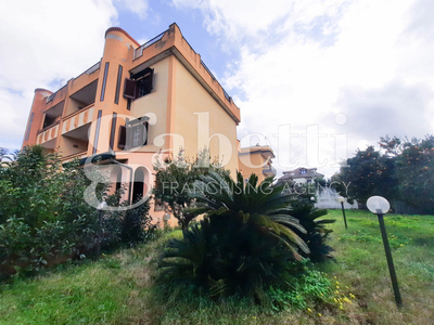 Villa Bifamiliare con giardino a Giugliano in Campania