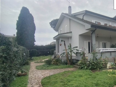 Villa bifamiliare in vendita a Anzio Roma Lavinio
