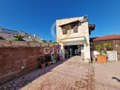 Villa in Vendita a Brindisi, zona Zona Sciaia-Materdomini, 199'000€, 219 m²