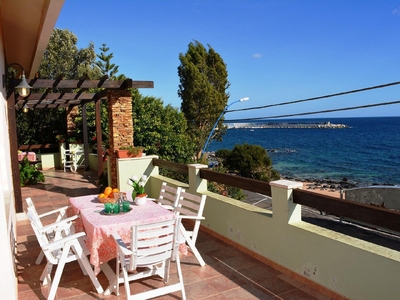 Appartamento sulla spiaggia di Cala Gonone con servizi e viste