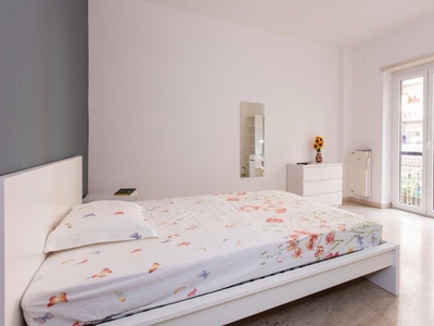 Camera in affitto in appartamento con 4 camere da letto a Roma
