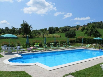 Casa a Caprese Michelangelo con giardino e piscina
