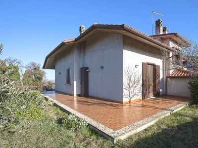 Casa in vendita in Caprarola, Italia