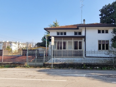 Casa indipendente in Via Bertolissi 1, Sacile, 10 locali, 2 bagni