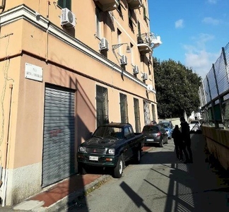 Locale commerciale - 2 Vetrine a Genova