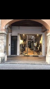 Negozio/Locale commerciale in Affitto in Contrà Giuseppe Garibaldi a Vicenza