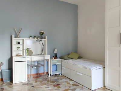 Stanza in affitto in appartamento con 3 camere da letto a Milano, Milano