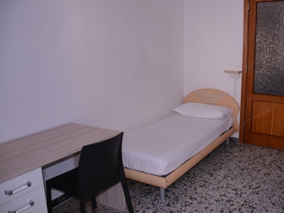 Stanza in affitto in appartamento con 6 camere da letto a Cagliari