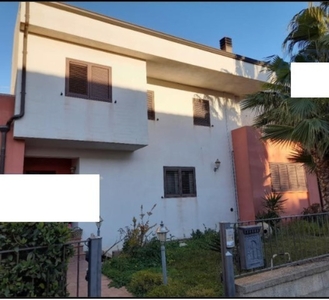 Villa a schiera in Via Avv. Emanuele Sulenti 6, Ragusa, 8 locali