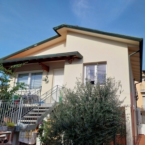 Villa con giardino a Camaiore