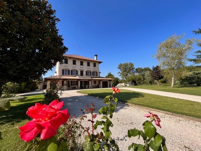 Villa singola in Via Tolmezzo, Chions, 13 locali, 3 bagni, con box