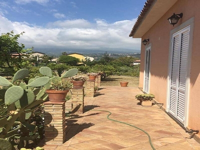 Casa a Fiumefreddo Sicilia con terrazza e giardino