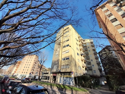 Appartamento in Vendita in Viale Caterina da Forlì 40 a Milano